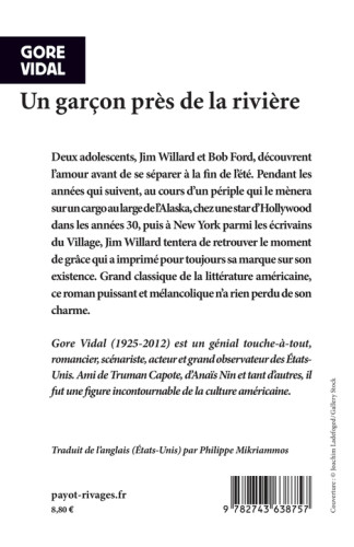 Un garçon près de la rivière